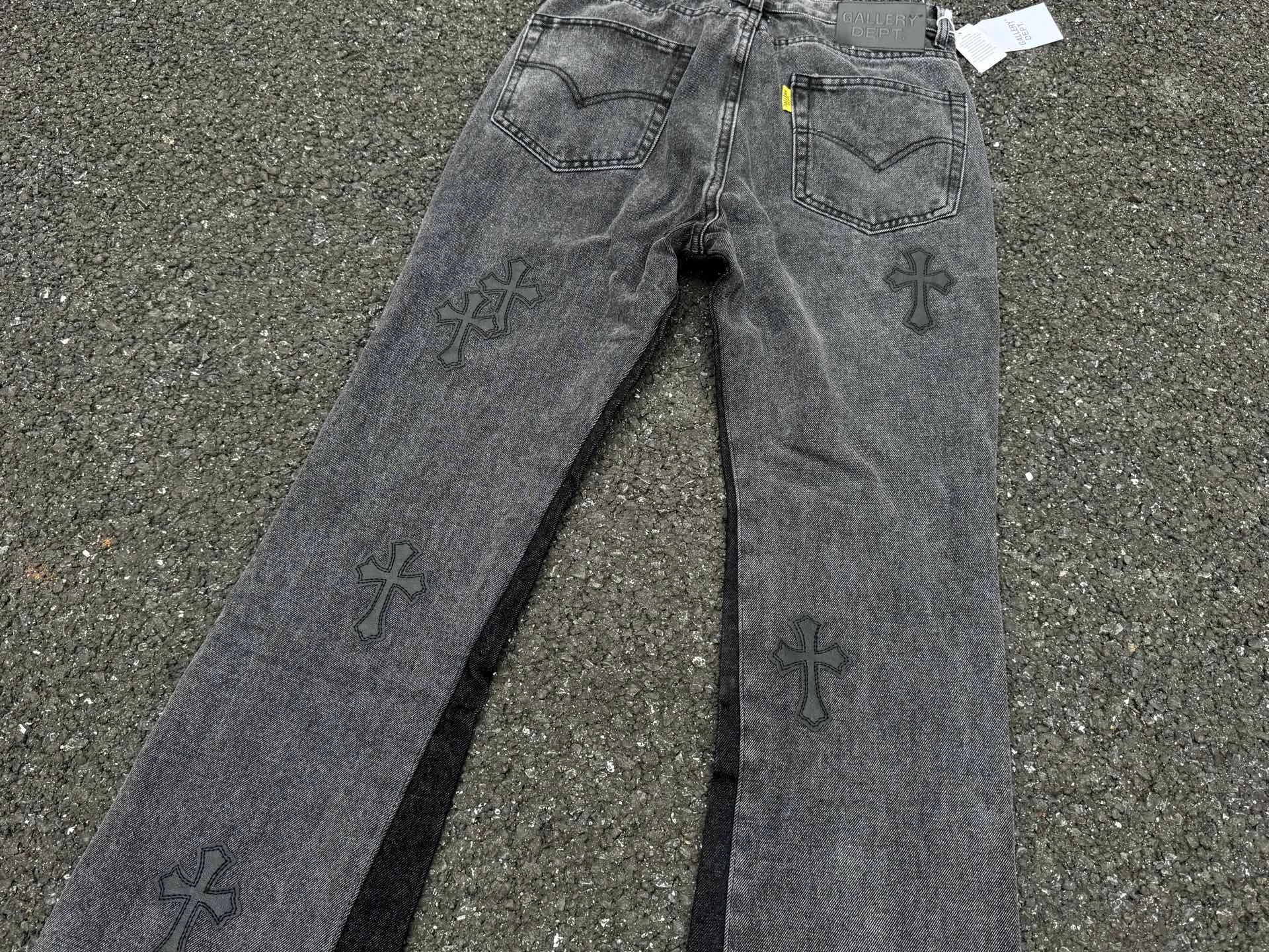 P260💰G99 GALLERY DEPT. Crow's leather cross denim bell-bottoms washed distressed spliced ​​jeans denim washing factory. During the process, the owner of the washing factory helped introduce a boss who once worked at Levi's OEM factory and then started his own business. This also paved the way for the following styles. Therefore, Levi's remodeled single product for the base plate is really familiar. Whether it is the fabrics supplied or the lathes used in production, there is nothing to choose from. -Color: Black -Size: S-XXL (corresponding to 28-36)